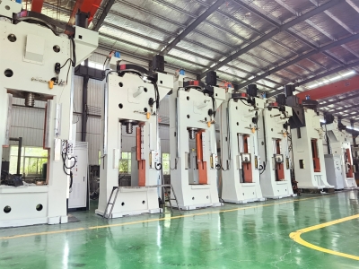 壓磚機批量發貨，場面壯觀